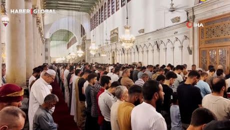 Suriyeliler Cuma namazını kılmak üzere tarihi Emevi Camii'ne akın etti