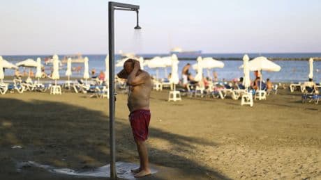 Usar jabón en las duchas de las playas está prohibido: estas son las multas que pueden caerte si te pillan