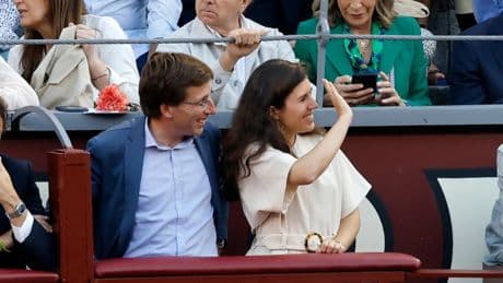 José Luis Martínez-Almeida y Teresa Urquijo disfrutan de una tarde en familia en la plaza de las Ventas