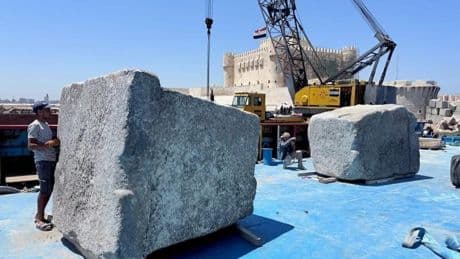Arqueólogos franceses extraen del agua la monumental puerta del Faro de Alejandría, la Séptima Maravilla del mundo antiguo