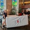 Tijdens Giro rijden Dirk (68) en Carine (67) van hotel naar hotel... met matrassen voor renners van Alpecin-Deceuninck