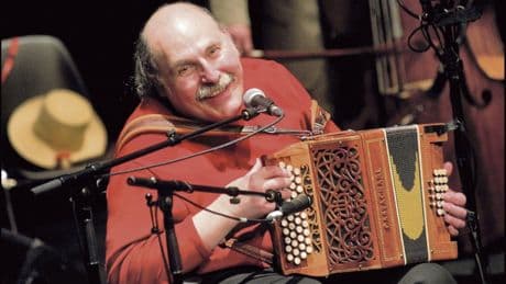 « Tu vois… c’est ça qu’on cherche », de Marc Perrone : l’accordéoniste publie une autobiographie généreuse