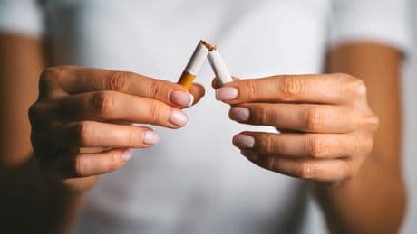Un neurocirujano advierte del riesgo de padecer lumbalgia invalidante si eres fumador