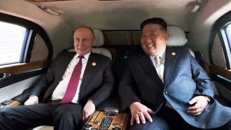 El séquito de Kim Jong-un recoge todos sus restos biológicos y limpia cada lugar por el que pasa