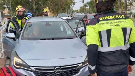 Una mujer de 25 años trasladada al Clínico de Málaga tras colisionar dos vehículos en Torremolinos