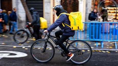 Glovo también afronta multas en Italia, Portugal y Argentina por el estatus de sus repartidores tras la regularización en España