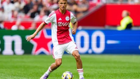 Transferzomer 2025: Ajax legt talentvolle middenvelder Sean Steur langer vast, Arne Slot bevestigt komst jonge verdediger