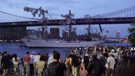 Zeilschip van Mexicaanse marine botst tegen Brooklyn Bridge in New York