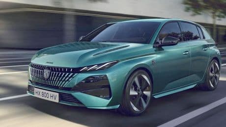 La Peugeot 308 si rinnova: berlina o familiare, più tecnologia e due versioni ibride