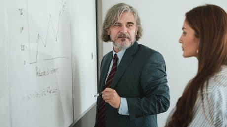 Cómo vestir con elegancia en la oficina sin gastar de más