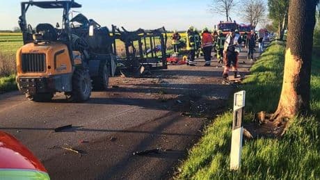 Kollision beim Überholen: Mann lebensgefährlich verletzt - Unfall mit Radlader