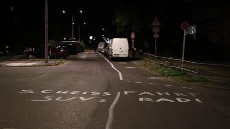Klimaaktivisten malen neuen Fahrradweg in Pankow