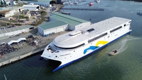 La nave elettrica più grande al mondo varata in Australia: è lunga 130 metri. Ecco quanti passeggeri potrà trasportare