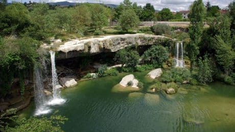 La bonita piscina natural de fácil acceso bajo una cascada espectacular