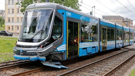 Unfall in Chemnitz - Lieferfahrer von Tram erfasst und eingeklemmt