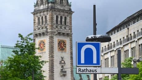 Öffentlicher Nahverkehr: Aktion in Hamburg: U-Bahn-Schilder auf den Kopf gestellt