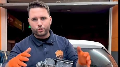 Juan José,  mecánico: "¿Crees que merece la pena utilizar combustible premium?"