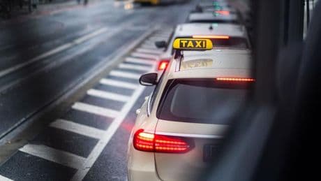 Gewaltverbrechen: Taxifahrer mit Messer verletzt - Verdächtiger gefasst