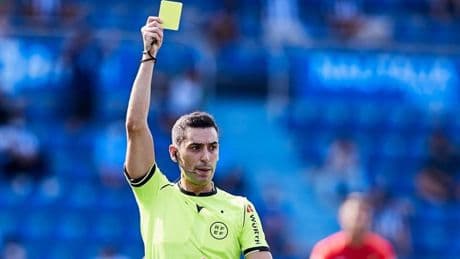 Así es Alejandro Muñiz Ruiz, el árbitro encargado de dirigir el Real Valladolid - Barça en la jornada 34 de La Liga
