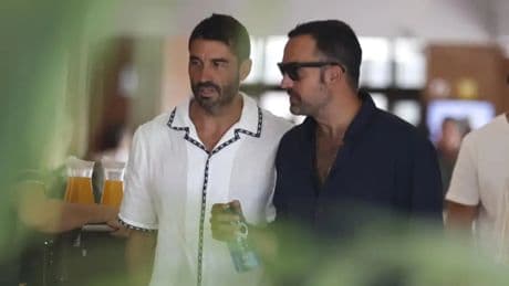 Primeras imágenes de Álex García, expareja de Verónica Echegui, en el último adiós a la actriz