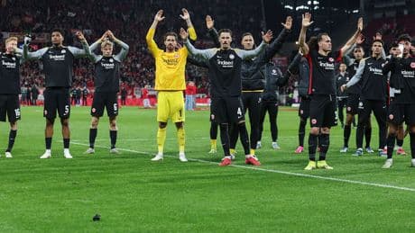 Kampf um Königsklasse - Feiert Frankfurt schon beim Warmmachen?