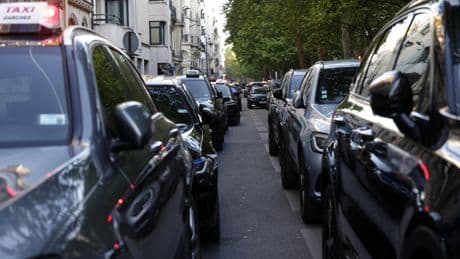 À Paris, les taxis en colère bloquent les accès à la gare de Lyon