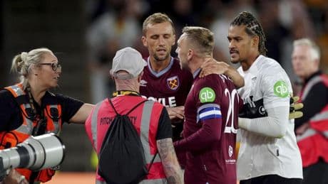 Jarrod Bowen se encara a la afición del West Ham y es frenado por sus compañeros