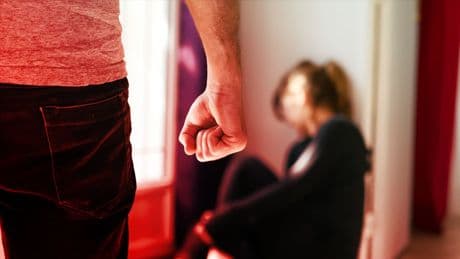 Landau - Betrunkener Ehemann tritt Frau bei Streit