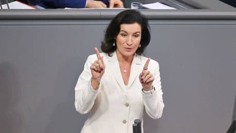 Spitze und High Heels: Doro Bär zieht im Wow-Kleid alle Blicke auf sich