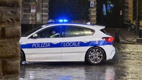 Telefono alla guida, raffica di multe nel Levante: sanzioni anche a bici e monopattini