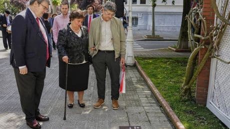 Bilbao coloca una placa en memoria de Ramón Baglietto, asesinado por ETA: «Gracias por este reconocimiento a mi padre