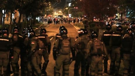 "Bürgerkriegsähnliche Zustände": Proteste gegen Serbiens Regierung eskalieren