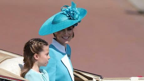Kate Middleton in azzurro Tiffany per il Trooping the colour: il cappello (da 800 euro), gli orecchini della regina Elisabetta e il look coordinato per Charlotte