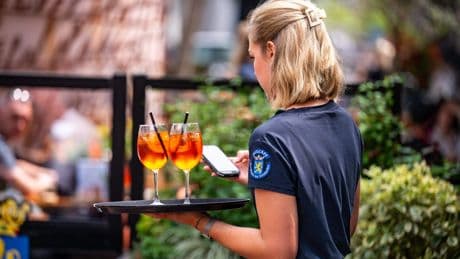 Prijzen in juli minder hard gestegen, mogelijk door het lekkere voorjaar: ’Minder vraag naar tickets en pakketreizen’