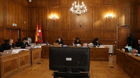 Condenan a un profesor de surf de Hondarribia a 71 años de cárcel por abusar de once menores