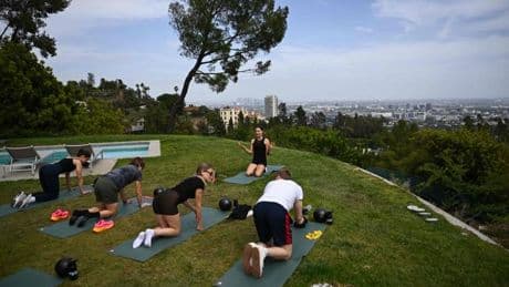 Cours de cuisine, massages… Airbnb ne veut plus être un “simple outil de location”