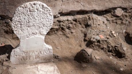 Une intelligence artificielle reconstitue des inscriptions latines