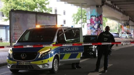 Polizei fahndet nach Täter - Mann sticht auf Gruppe vor Bar in Bielefeld ein