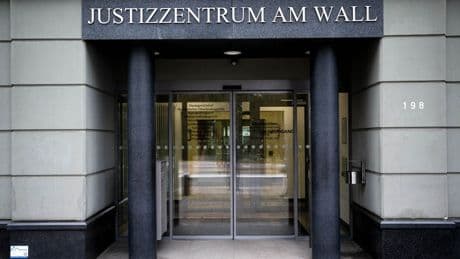 Aus Beamtenverhältnis entfernt: Rassistische Chats - Freistellung von Feuerwehrmann rechtens
