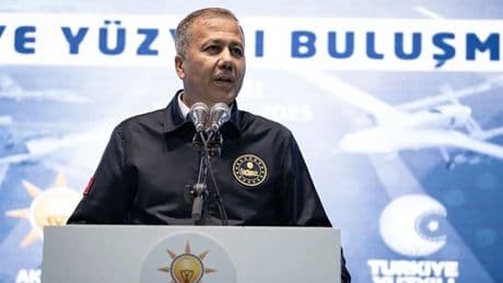 Bakan Yerlikaya, şehit Asım Türk'ün babaevinin en kısa sürede inşa edileceğini bildirdi