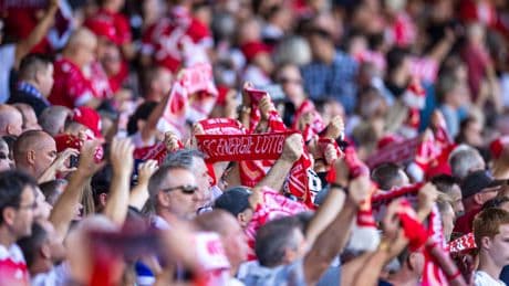 Im Zug vor Pokal Spiel - Hannover-Fan raubt Cottbus-Anhängern Trikots