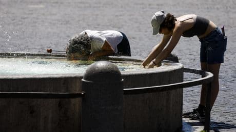 Caldo record, l’Italia si ferma: stop al lavoro all’aperto e bus gratis al mattino per gli over 70