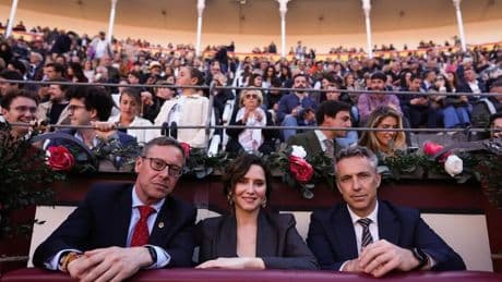 Ayuso &#039;se pone cómoda&#039; en Las Ventas con el &#039;total look&#039; negro con blazer más estiloso del 2 de mayo