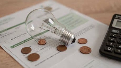 El truco que usan los que pagan menos de luz en verano (y tú también puedes)