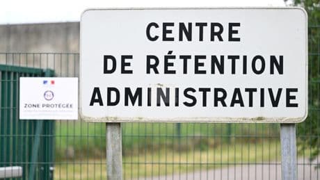 Immigration: le Sénat vote pour écarter les associations des centres de rétention en France