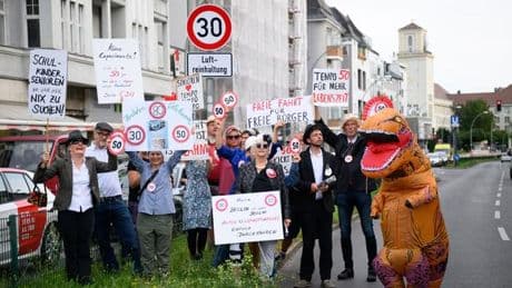 Verkehr: Satirische Protestaktion gegen Tempo-50-Rückkehr in Berlin