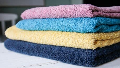 Kuschelweich statt hart und rau: Ein Hausmittel hilft bei alten Handtüchern