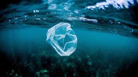 Techniek met licht kan plastic afbreken en helemaal hergebruiken