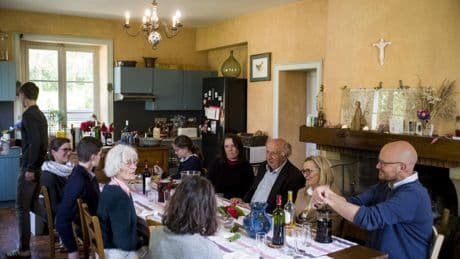 « Partager notre joie d’être ensemble » : près de Laval, une famille en colocation avec des personnes âgées
