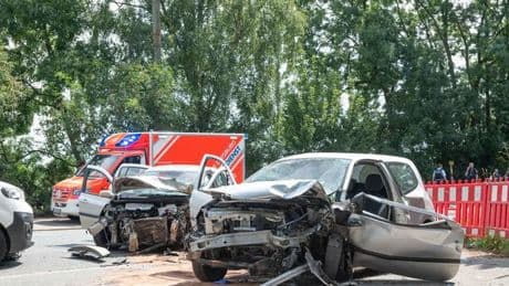 Autounfall: Mehrere Verletzte bei Frontalzusammenstoß in Duisburg